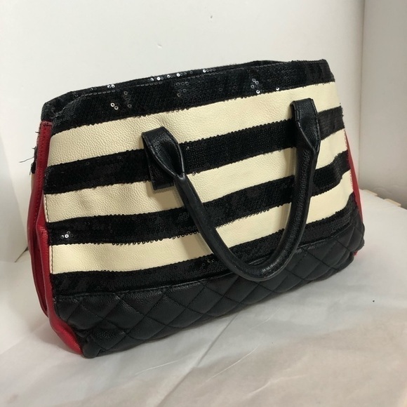 Adorable Betsey Johnson’s sequin bag - Picture 3 of 13